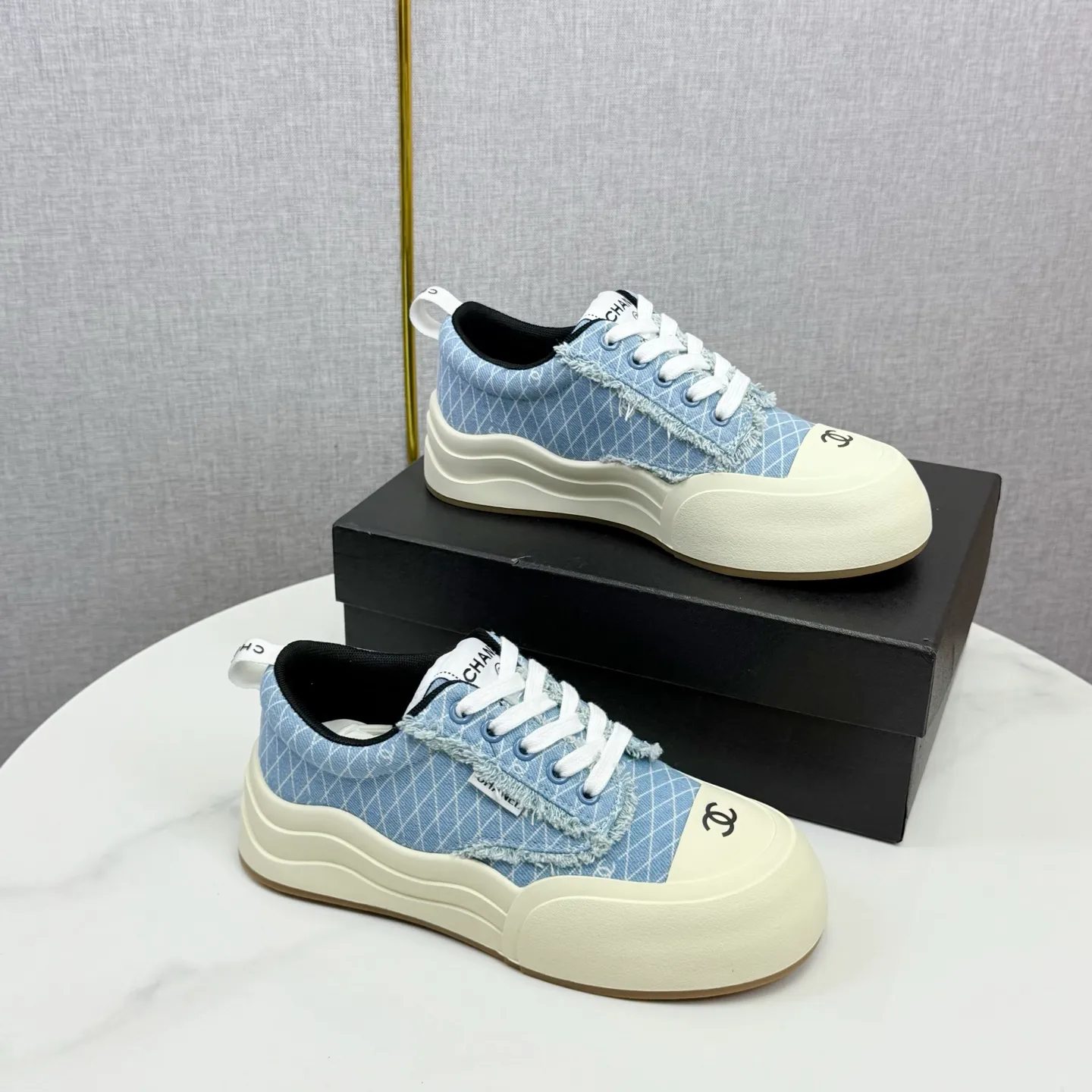 👟👟Ex-factory price 600👟👟Chanel Panda Shoes! 2025 counter's top casual sports shoes, this classic design; the upper is in the style of electric embroidery with various techniques; the outsole is fashionable and sporty; the unusual inclusion of a variety of color matching elements... The diversified mix and match is very good-looking and versatile, and can be used for leisure, fashion, sports, and outdoor... ꫛꫀꪝ Go➫ Materials: ❶Upper made of: original imported first-layer silk cowhide + original version waterproof cloth + original first-layer cowhide ❷Inner lining: Original Yangli+wang ❸ Outsole based on: Original TPU combination outsole Counter boutique packaging complete set for women 35–41